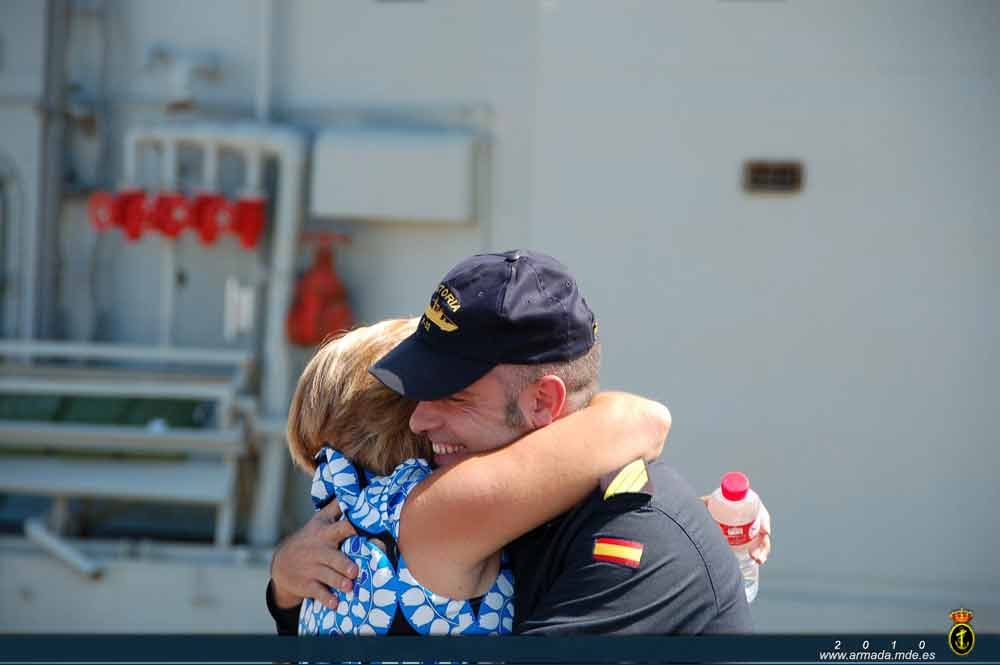 Un sargento de la fragata ‘Victoria’ recibe el caluroso abrazo de un familiar